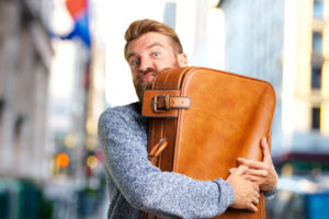 Homme portant une valise
