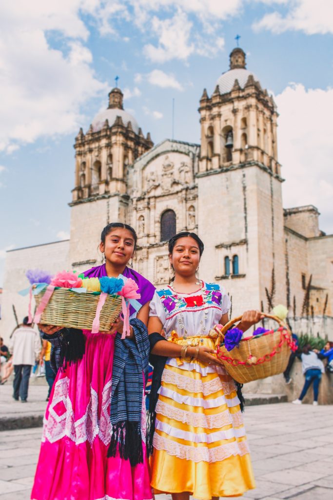 Séjour linguistique Mexique. deux mexicaines habillées de façon folklorique 
