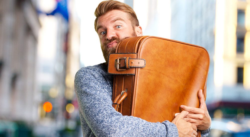 Homme portant une valise