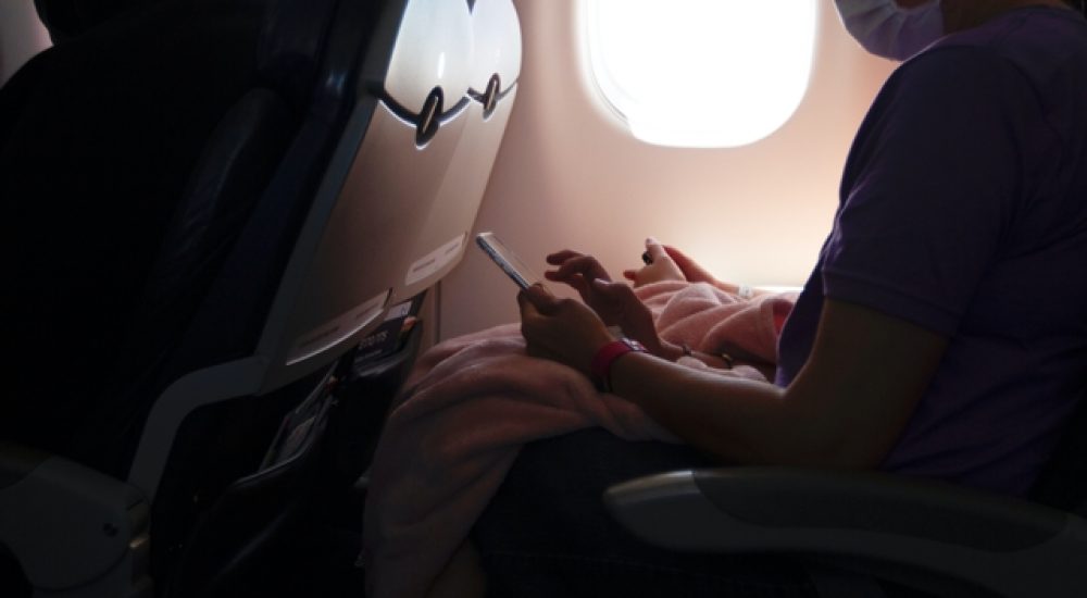 voyageur avec masque dans avion